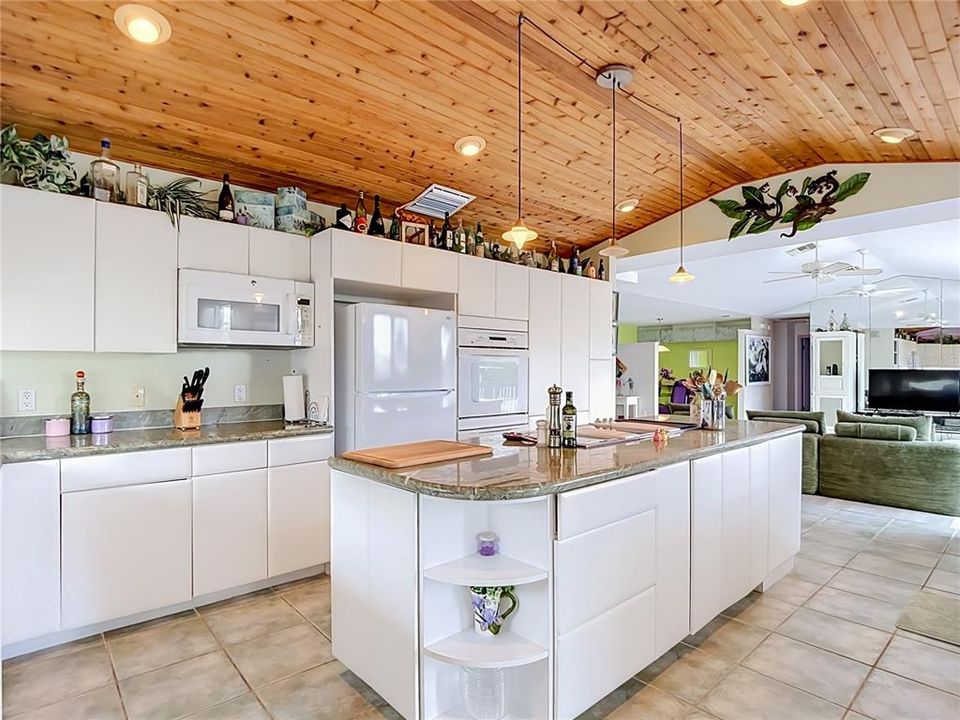 For Sale: $325,000 (3 beds, 2 baths, 1665 Square Feet)