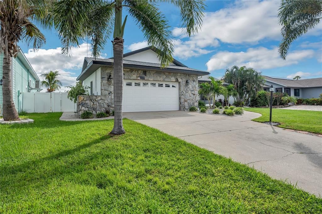 For Sale: $875,000 (4 beds, 2 baths, 1888 Square Feet)