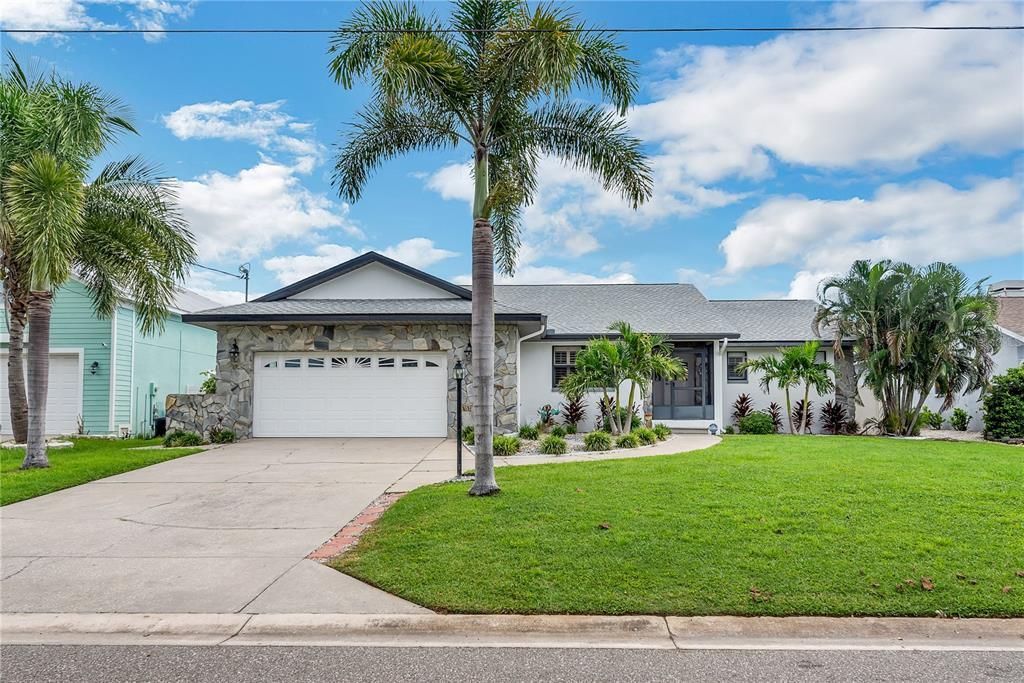 For Sale: $875,000 (4 beds, 2 baths, 1888 Square Feet)
