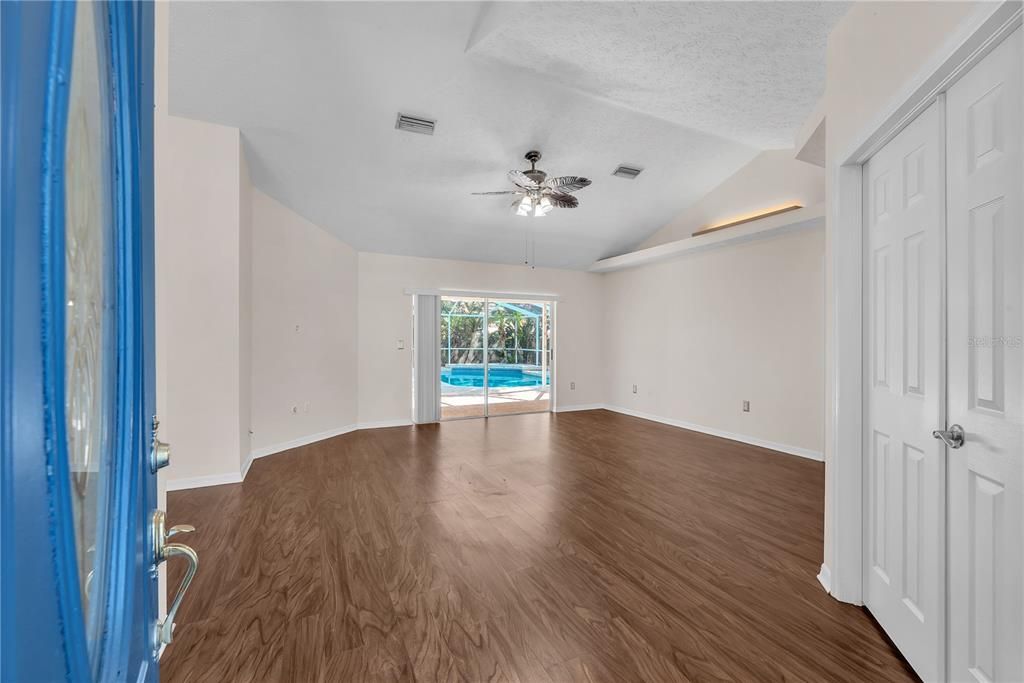 En Venta: $535,000 (4 camas, 2 baños, 2608 Pies cuadrados)