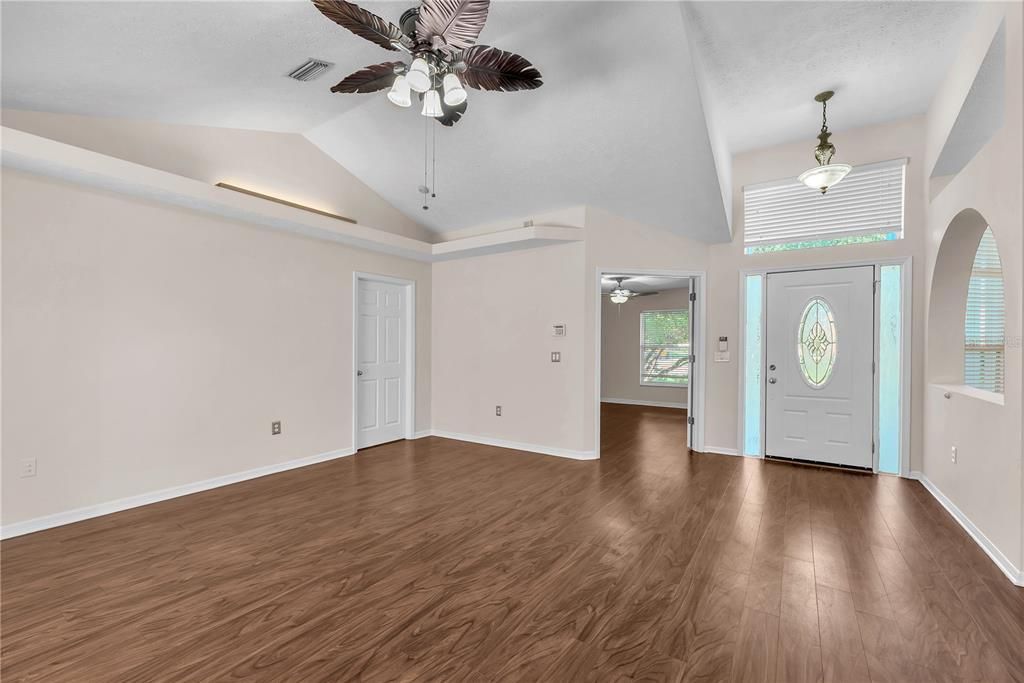 En Venta: $535,000 (4 camas, 2 baños, 2608 Pies cuadrados)
