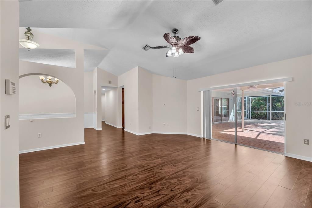 En Venta: $535,000 (4 camas, 2 baños, 2608 Pies cuadrados)