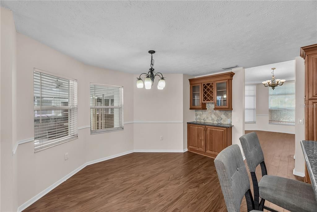 En Venta: $535,000 (4 camas, 2 baños, 2608 Pies cuadrados)