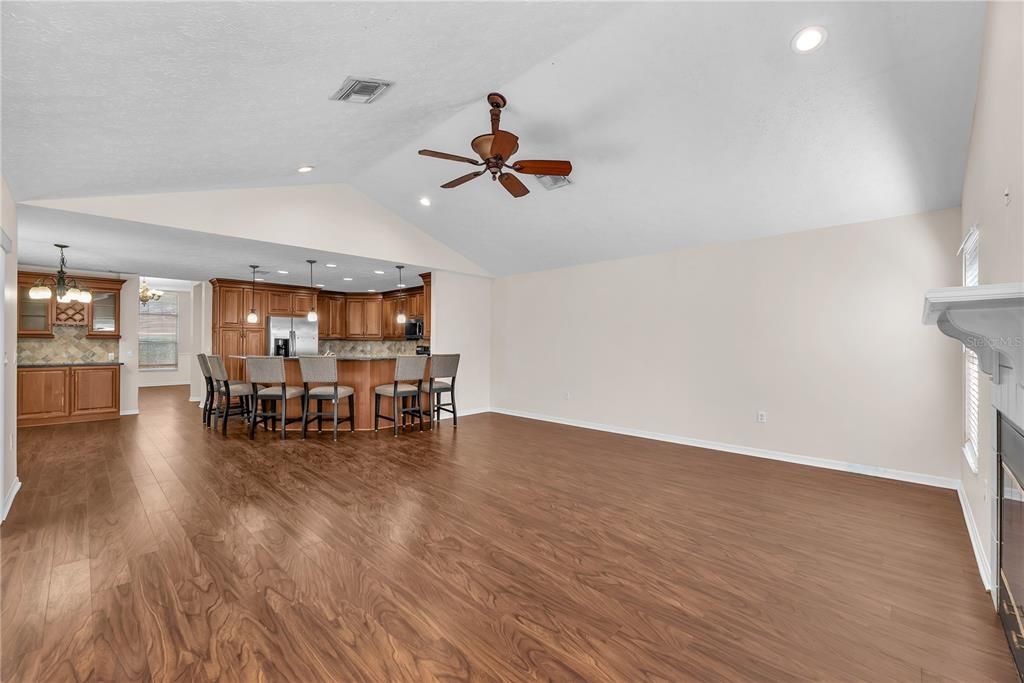 En Venta: $535,000 (4 camas, 2 baños, 2608 Pies cuadrados)