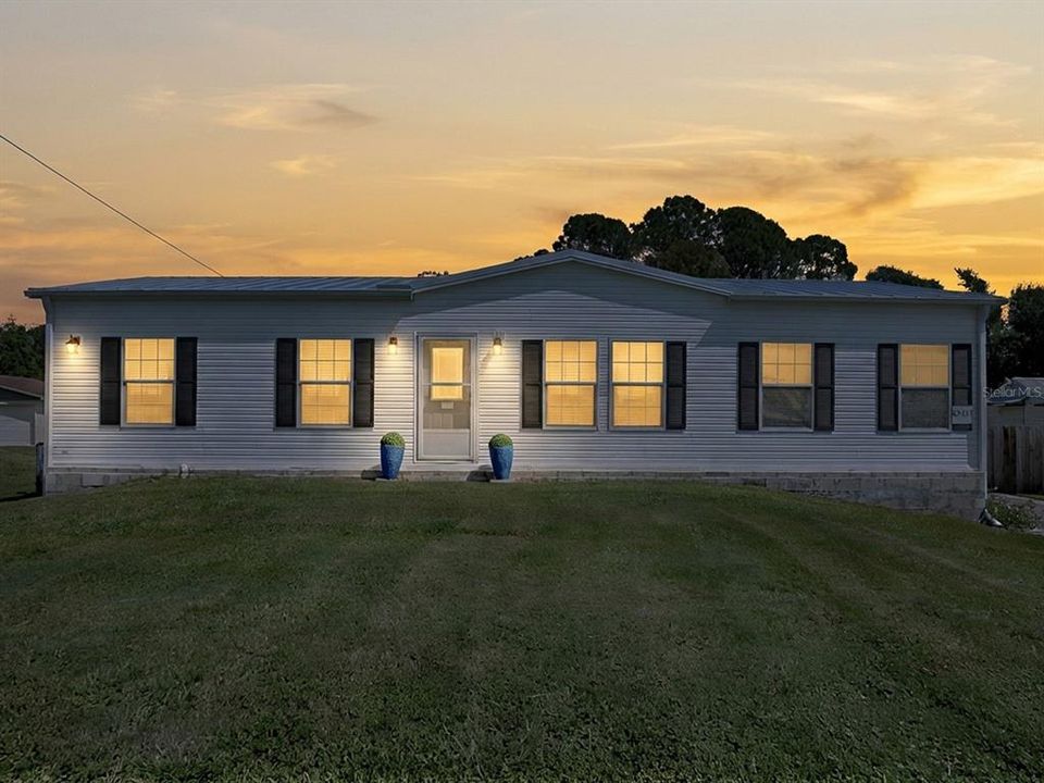 For Sale: $329,000 (2 beds, 3 baths, 1560 Square Feet)