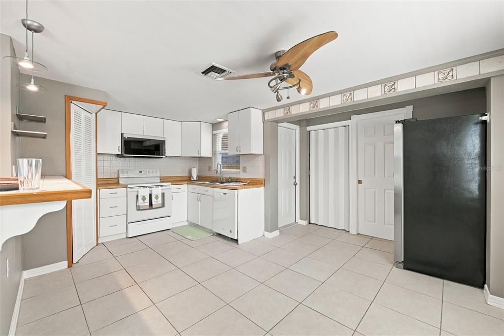 For Rent: $2,300 (2 beds, 1 baths, 1072 Square Feet)
