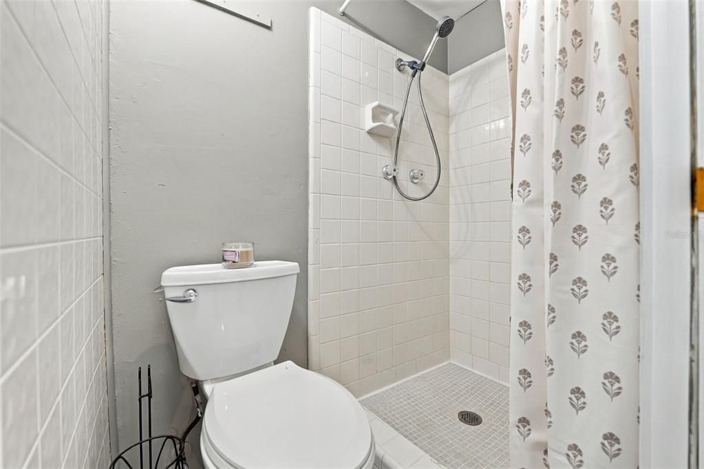 For Rent: $2,300 (2 beds, 1 baths, 1072 Square Feet)