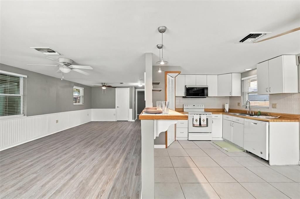 For Rent: $2,300 (2 beds, 1 baths, 1072 Square Feet)