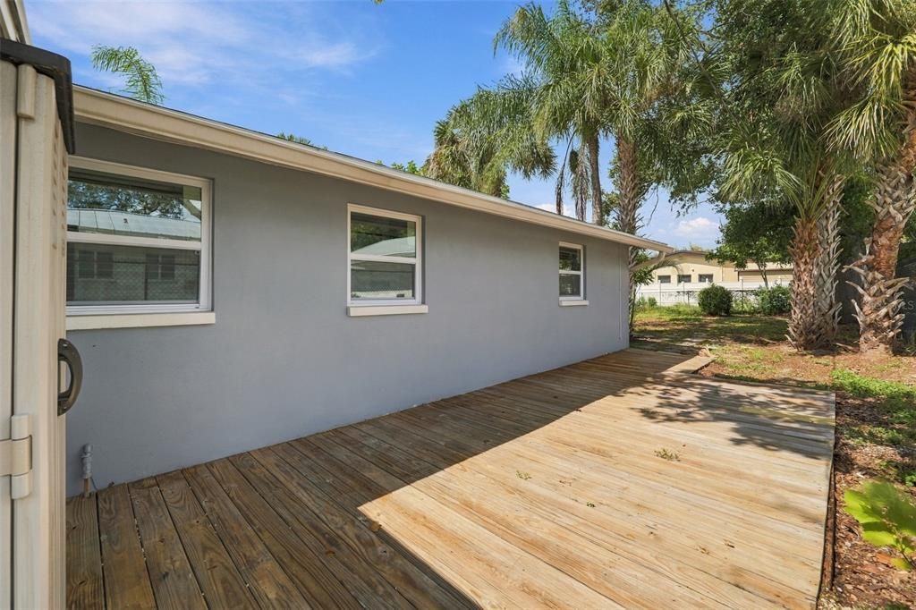 For Rent: $2,300 (2 beds, 1 baths, 1072 Square Feet)
