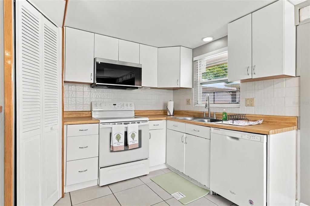 For Rent: $2,300 (2 beds, 1 baths, 1072 Square Feet)