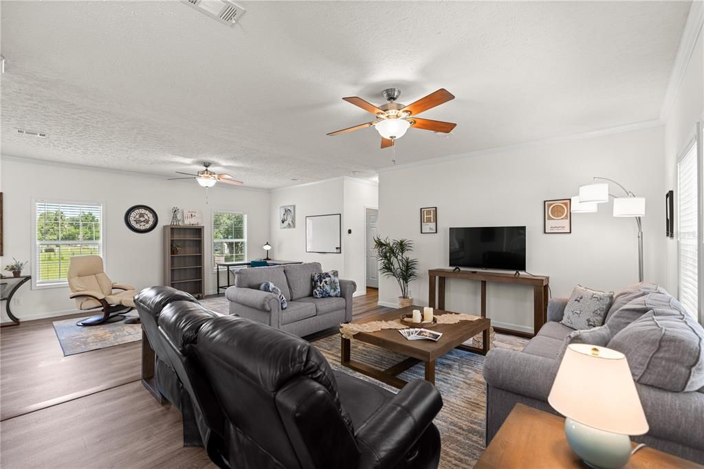 For Sale: $289,900 (3 beds, 2 baths, 1841 Square Feet)