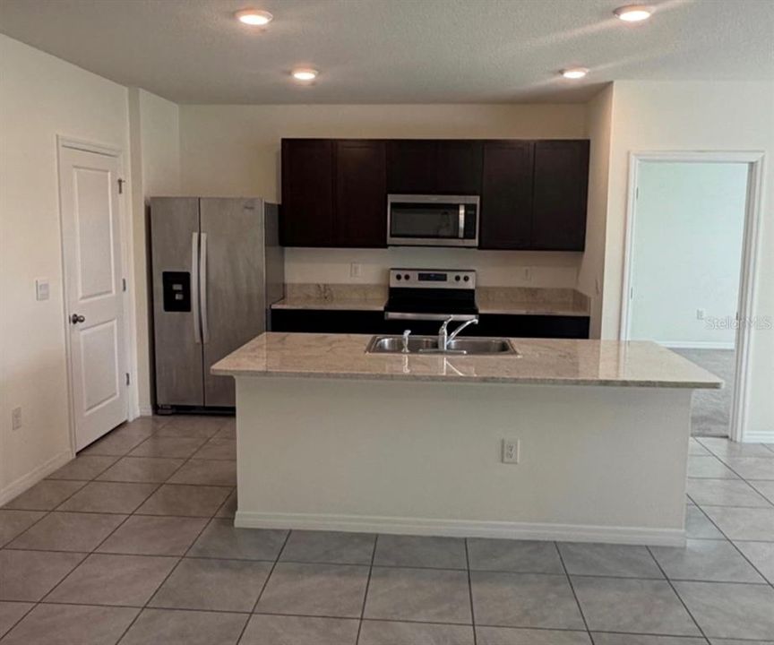 For Rent: $2,000 (3 beds, 2 baths, 1670 Square Feet)