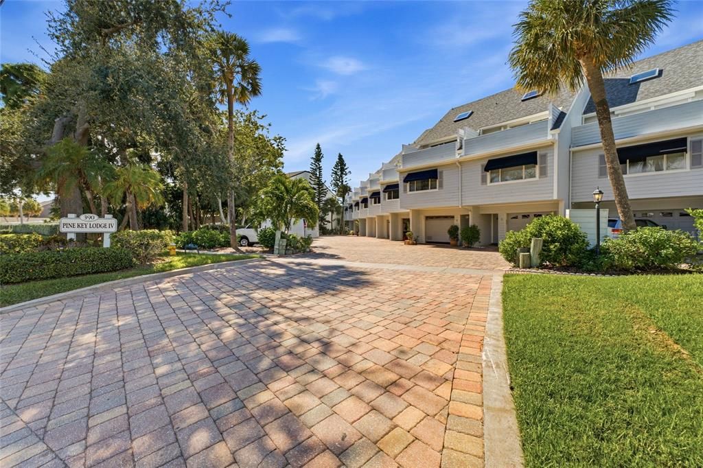 For Sale: $850,000 (3 beds, 2 baths, 1660 Square Feet)