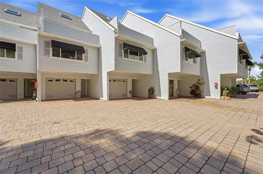 For Sale: $850,000 (3 beds, 2 baths, 1660 Square Feet)