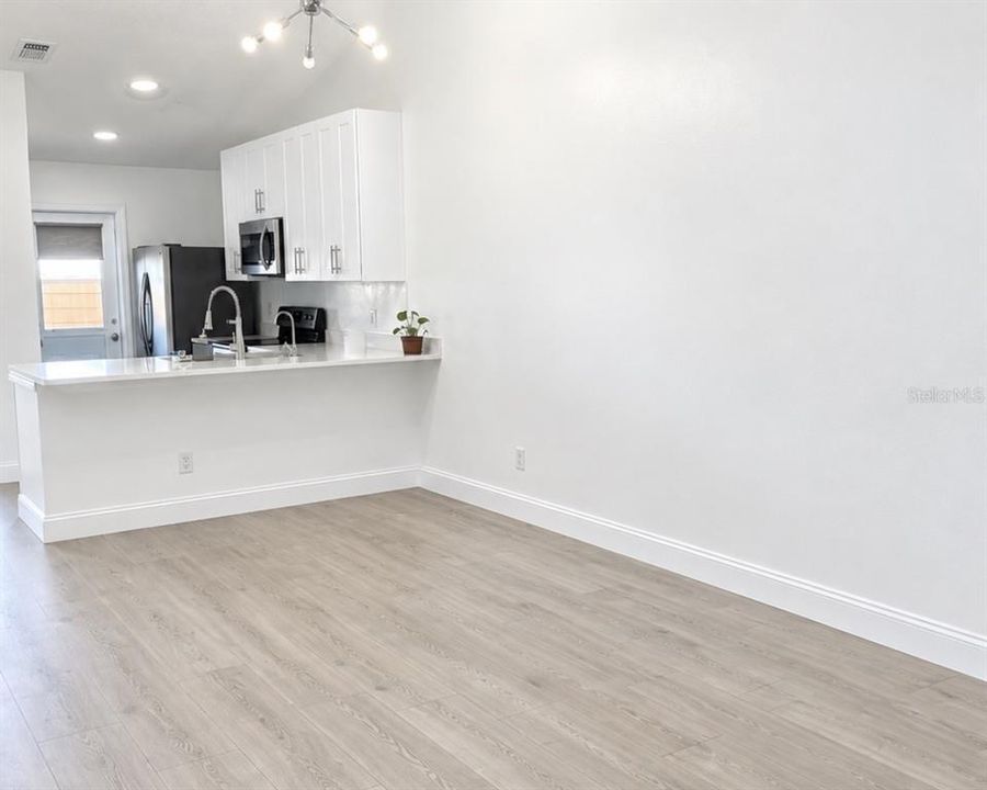 For Rent: $1,600 (1 beds, 1 baths, 703 Square Feet)
