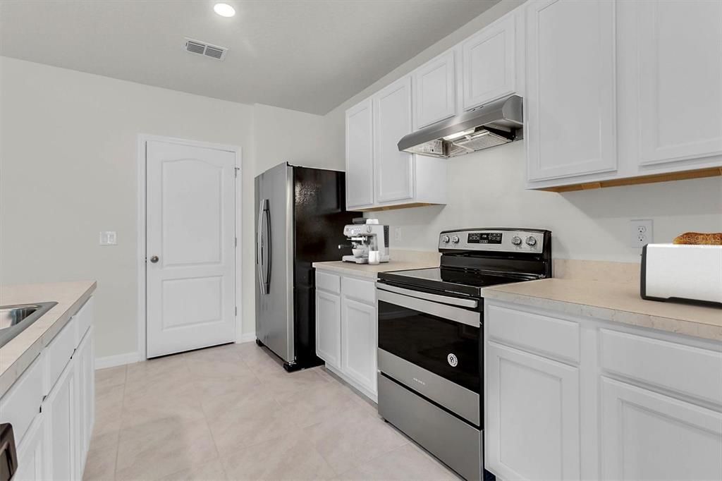 For Sale: $325,000 (4 beds, 2 baths, 1672 Square Feet)