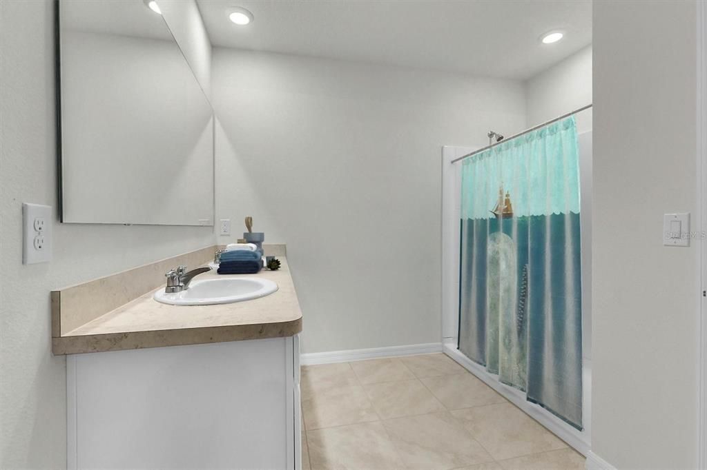 For Sale: $325,000 (4 beds, 2 baths, 1672 Square Feet)
