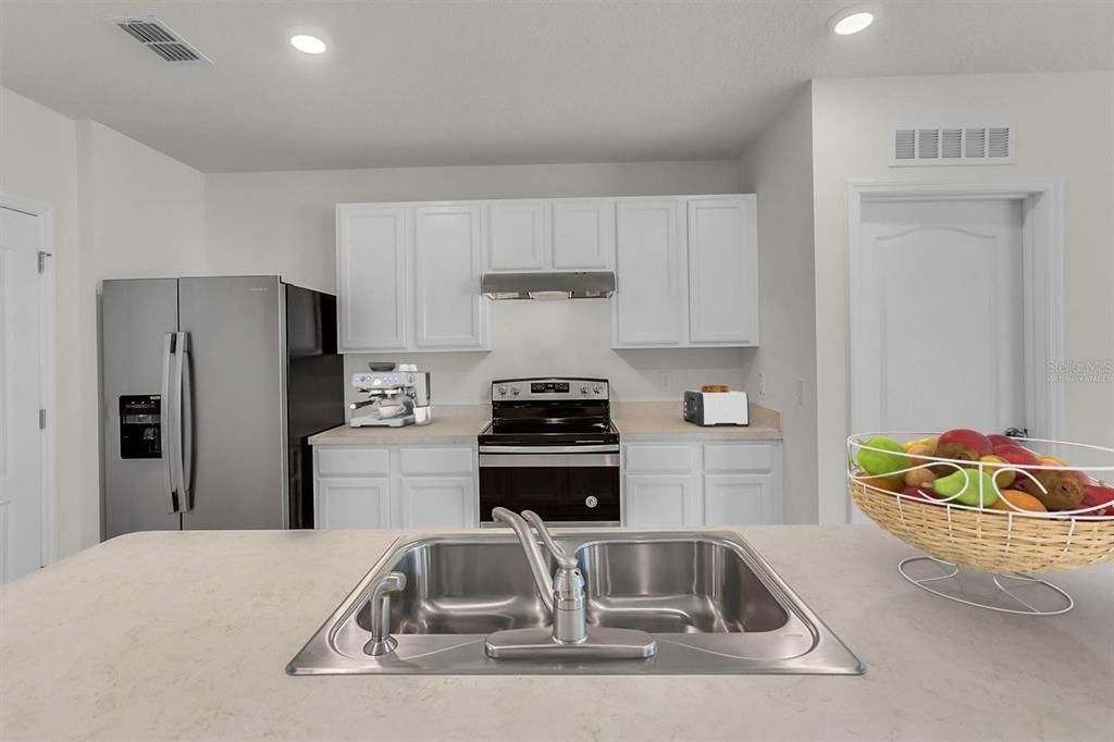 For Sale: $325,000 (4 beds, 2 baths, 1672 Square Feet)
