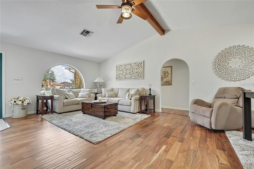 En Venta: $439,900 (3 camas, 2 baños, 1902 Pies cuadrados)