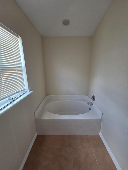 For Rent: $2,200 (4 beds, 2 baths, 2256 Square Feet)