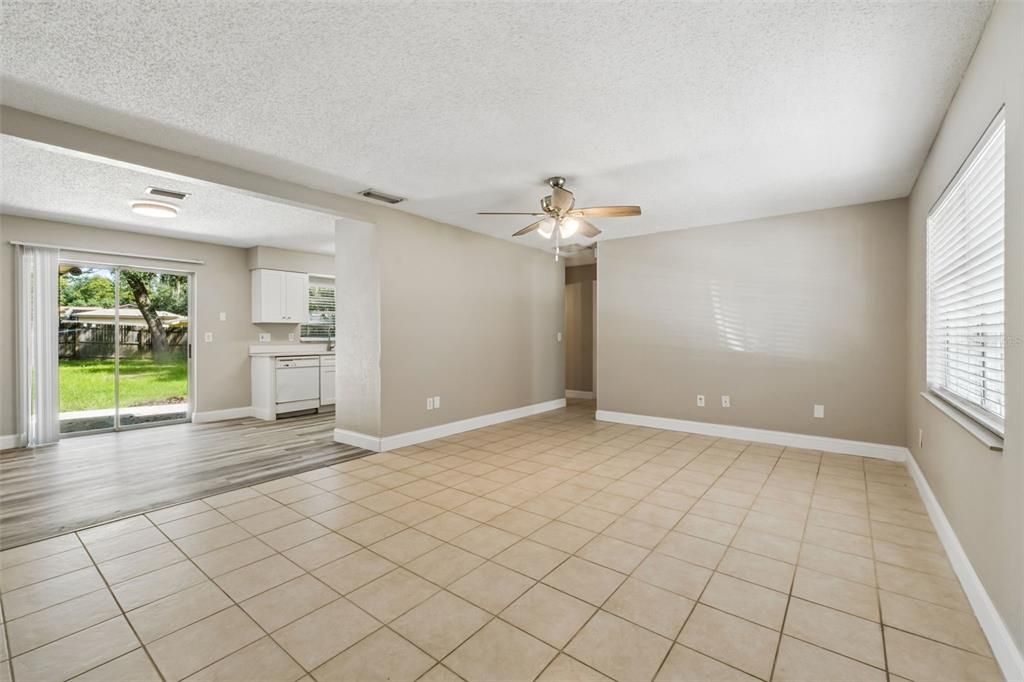 En Venta: $320,000 (3 camas, 2 baños, 1223 Pies cuadrados)