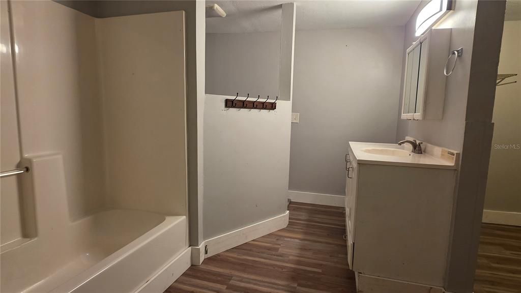 For Rent: $1,100 (2 beds, 2 baths, 816 Square Feet)