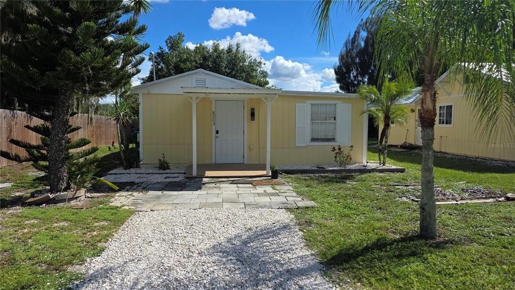 For Rent: $1,100 (2 beds, 2 baths, 816 Square Feet)