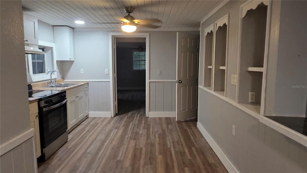 For Rent: $1,100 (2 beds, 2 baths, 816 Square Feet)
