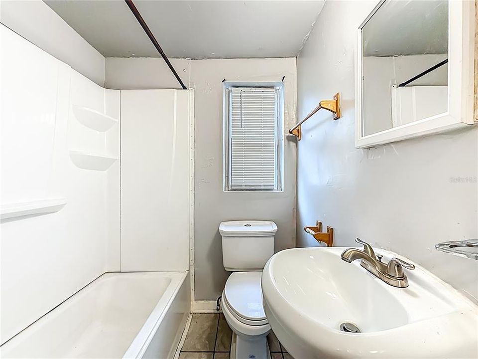 For Rent: $950 (2 beds, 1 baths, 672 Square Feet)