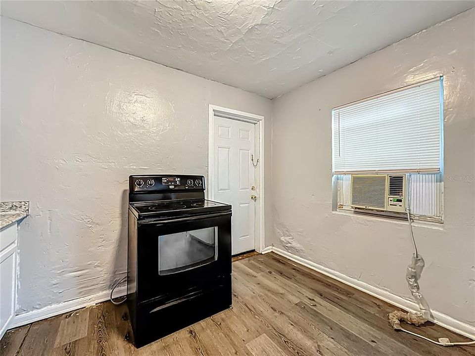 For Rent: $950 (2 beds, 1 baths, 672 Square Feet)