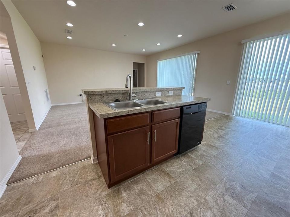 For Rent: $2,550 (5 beds, 3 baths, 2419 Square Feet)