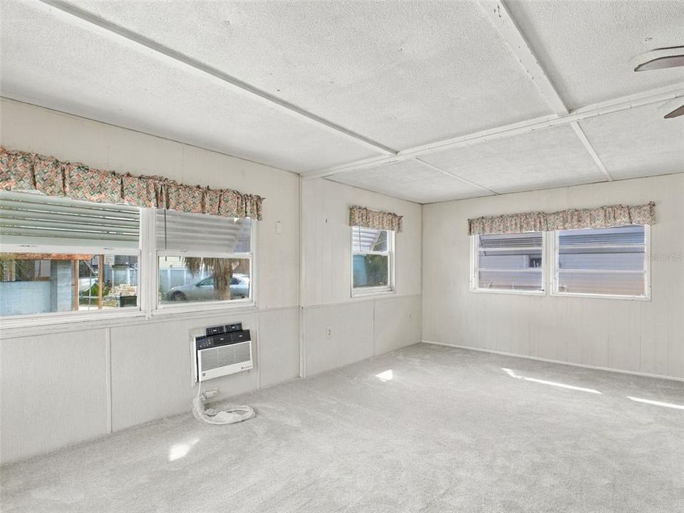 For Sale: $69,900 (1 beds, 1 baths, 486 Square Feet)