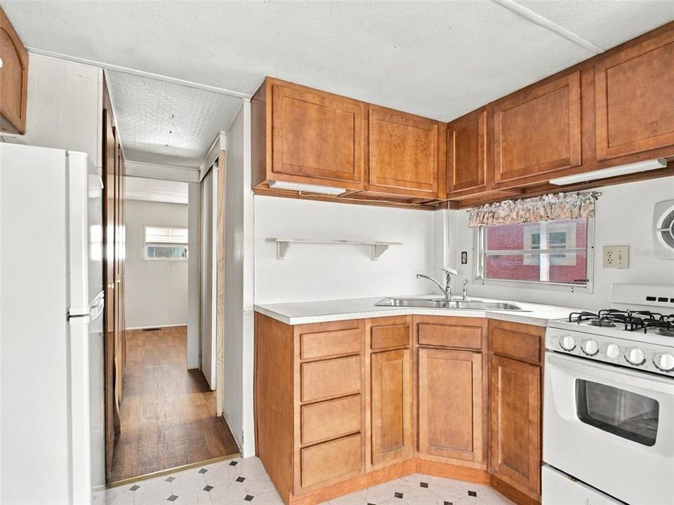 For Sale: $69,900 (1 beds, 1 baths, 486 Square Feet)