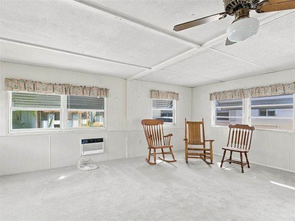 For Sale: $69,900 (1 beds, 1 baths, 486 Square Feet)