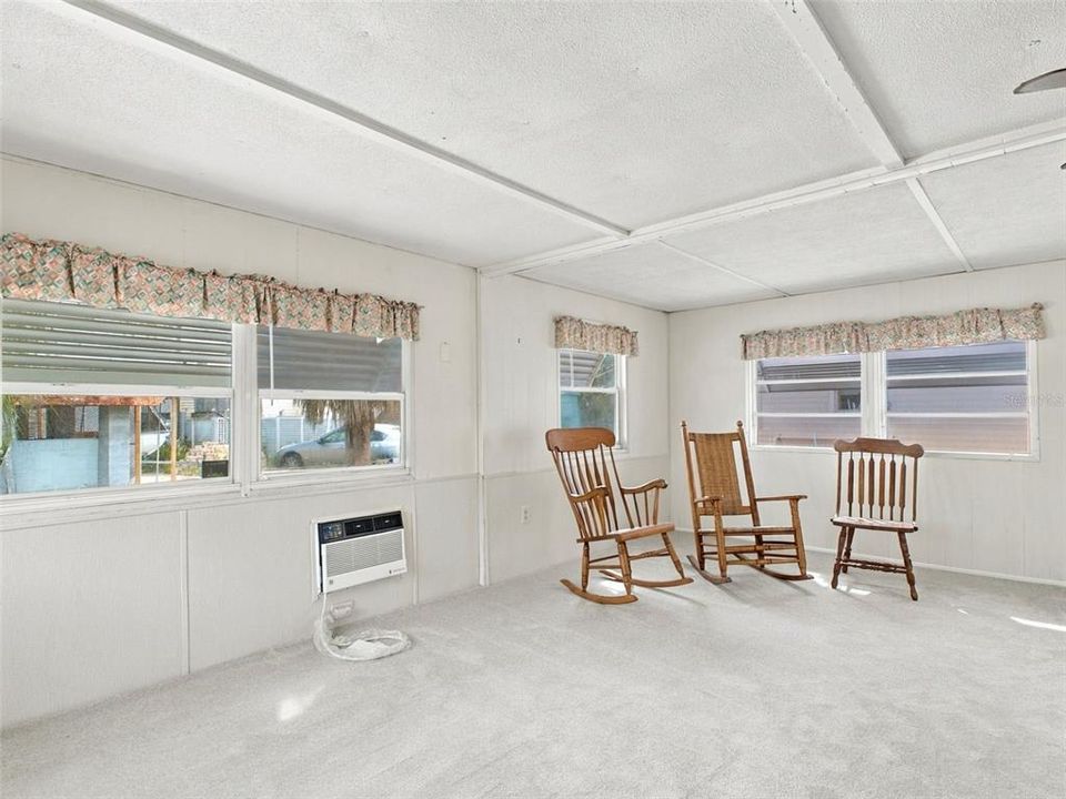 For Sale: $69,900 (1 beds, 1 baths, 486 Square Feet)