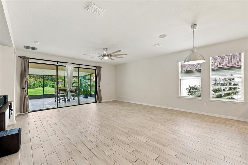 En Venta: $459,900 (4 camas, 3 baños, 2420 Pies cuadrados)