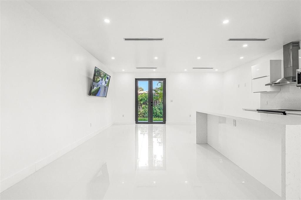 En Venta: $790,000 (3 camas, 2 baños, 2028 Pies cuadrados)