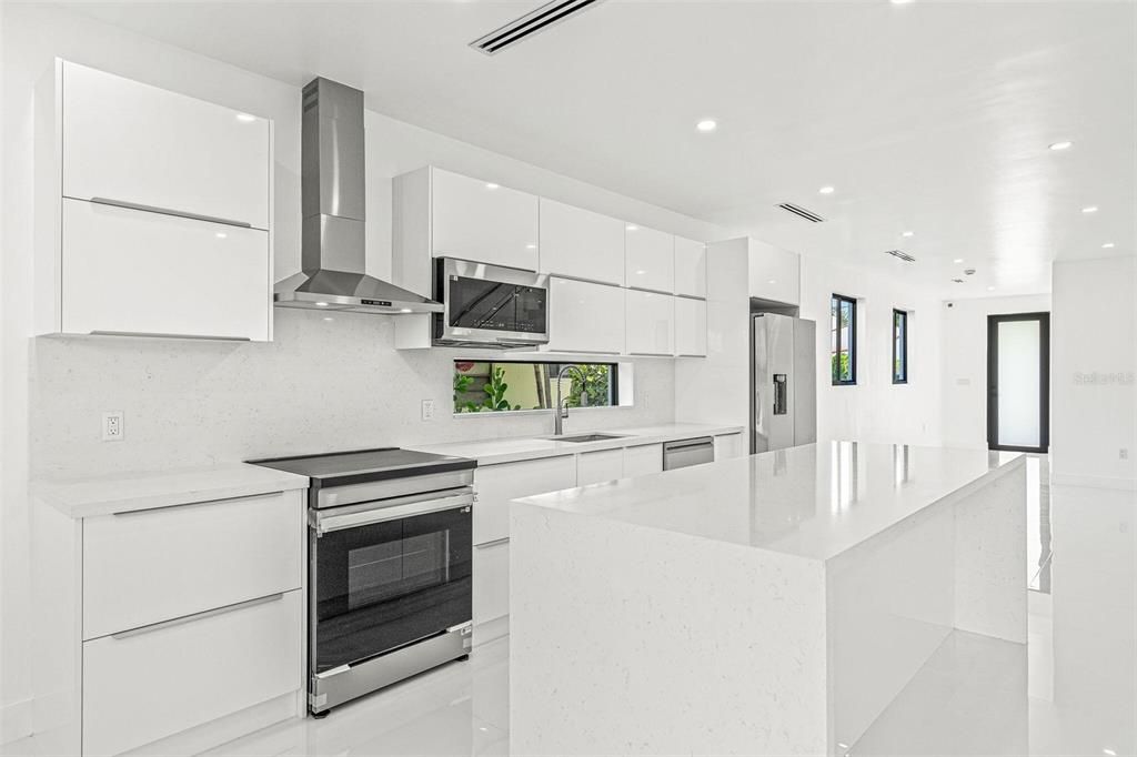 En Venta: $790,000 (3 camas, 2 baños, 2028 Pies cuadrados)