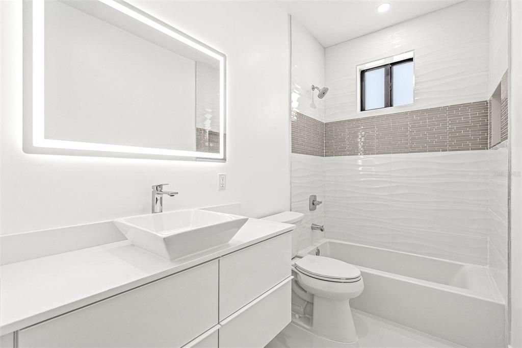 En Venta: $790,000 (3 camas, 2 baños, 2028 Pies cuadrados)