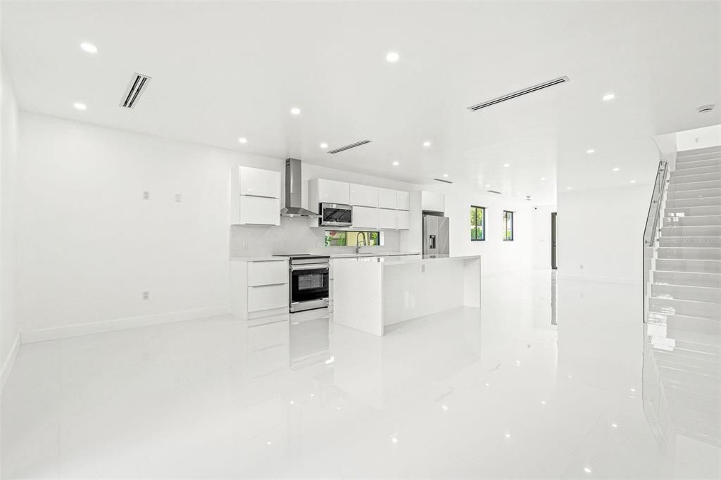 En Venta: $790,000 (3 camas, 2 baños, 2028 Pies cuadrados)