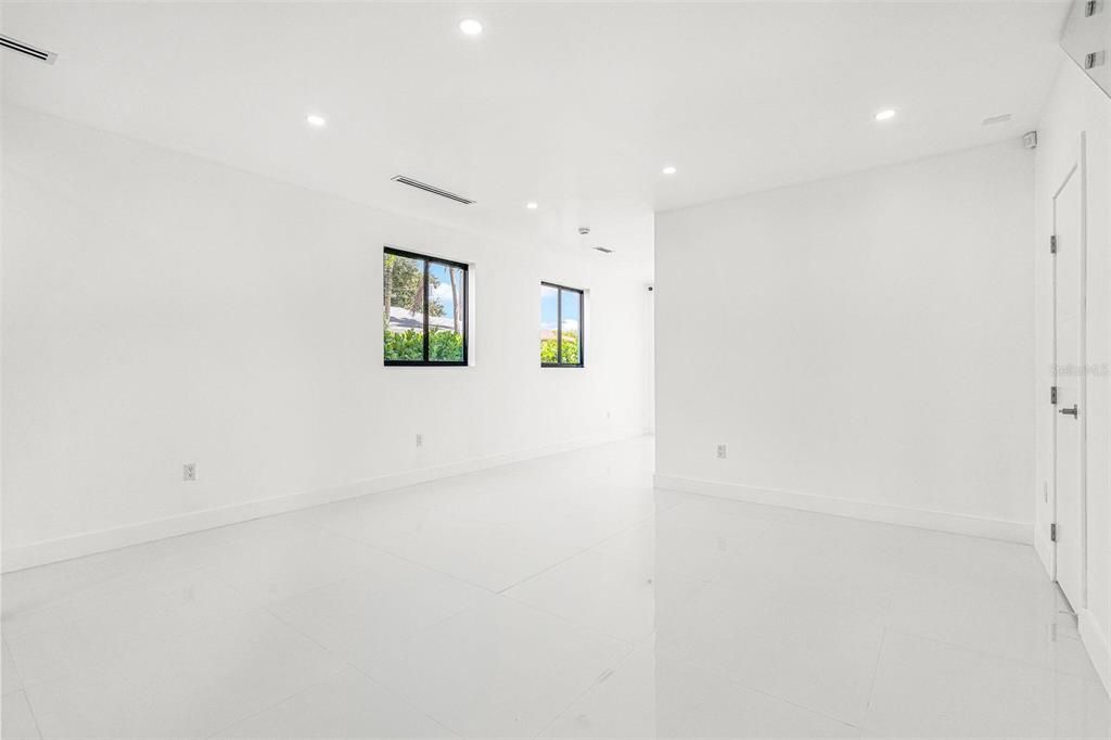 En Venta: $790,000 (3 camas, 2 baños, 2028 Pies cuadrados)