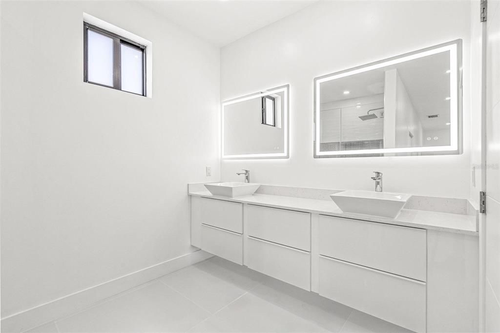 En Venta: $790,000 (3 camas, 2 baños, 2028 Pies cuadrados)