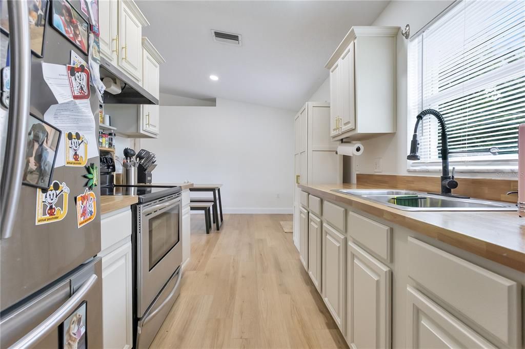 En Venta: $259,000 (4 camas, 2 baños, 1431 Pies cuadrados)
