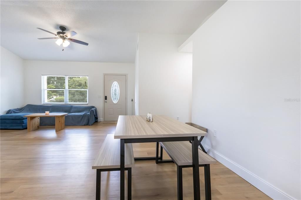 En Venta: $259,000 (4 camas, 2 baños, 1431 Pies cuadrados)