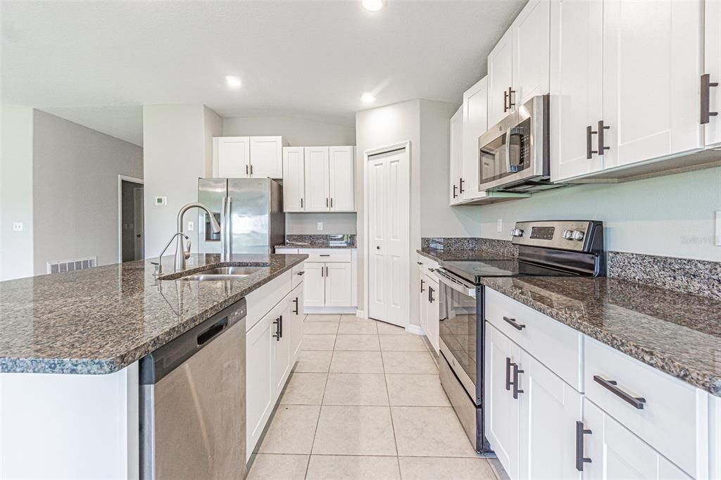 En Venta: $309,900 (4 camas, 2 baños, 1936 Pies cuadrados)