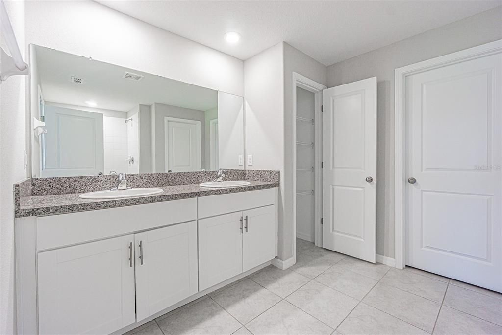 En Venta: $309,900 (4 camas, 2 baños, 1936 Pies cuadrados)