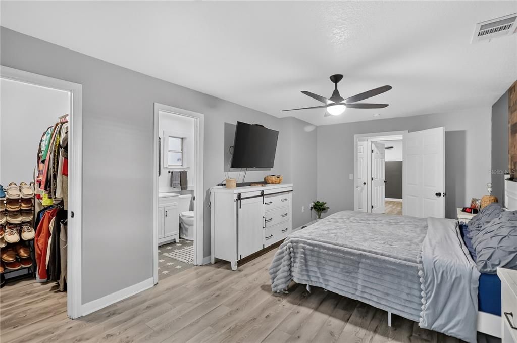 For Sale: $300,000 (4 beds, 2 baths, 1606 Square Feet)