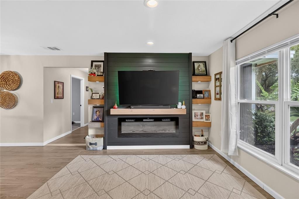 For Sale: $300,000 (4 beds, 2 baths, 1606 Square Feet)
