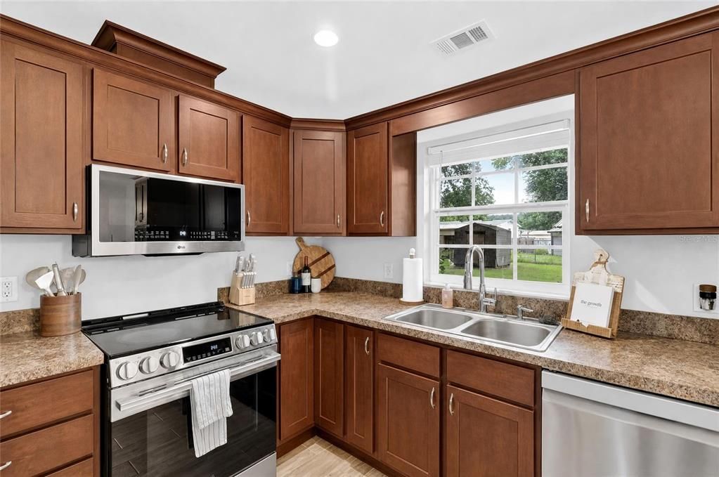 For Sale: $300,000 (4 beds, 2 baths, 1606 Square Feet)