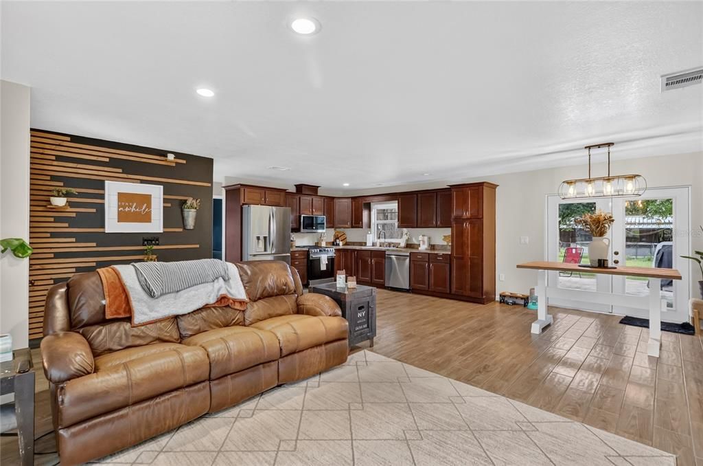 For Sale: $300,000 (4 beds, 2 baths, 1606 Square Feet)